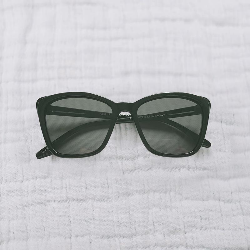 *Honeysuckle Swim Co. Retro Polarized Sunglasses – Black (Size 3-6 Years)
